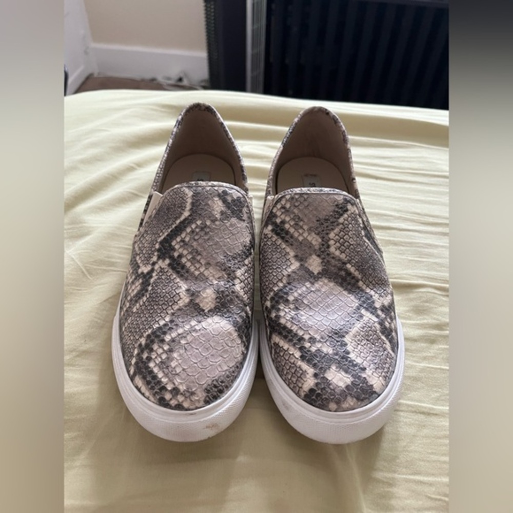 steve madden | symba snake print slip on sneakers | size 9
